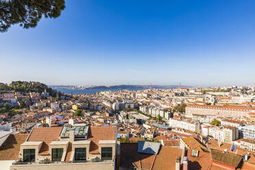 Stadtbild gegen klaren blauen Himmel an einem sonnigen Tag in Lissabon, Portugal - WDF05381