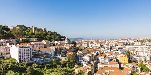 Castelo Sao Jorge und Stadtbild gegen klaren Himmel in Lissabon, Portugal - WDF05384