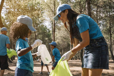 Eine Gruppe von Freiwilligen sammelt Müll in einem Park - JCMF00115