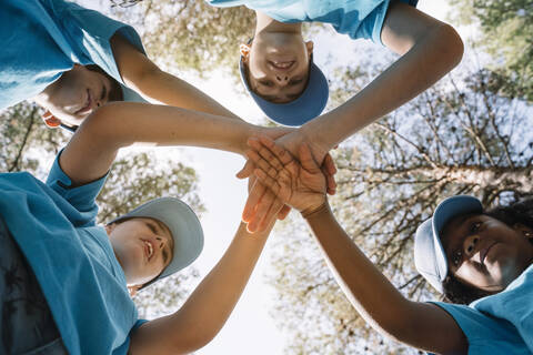 Gruppe von Kindern, die Hände stapeln, lizenzfreies Stockfoto