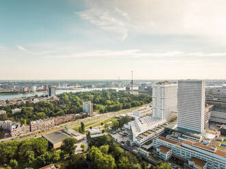 Luftaufnahme des Zentrums von Rotterdam, Niederlande. - AAEF01560