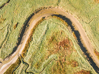 Abstrakte Luftaufnahme einer Flusslandschaft in den Niederlanden. - AAEF01587