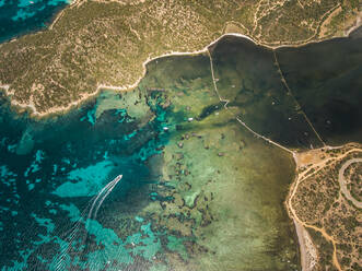 Luftaufnahme eines Bootes in der Nähe der Küste Sardiniens, Italien. - AAEF01617