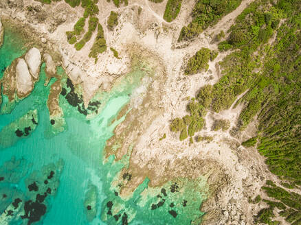 Luftaufnahme des idyllischen Meeres an der Küste Sardiniens, Italien. - AAEF01621