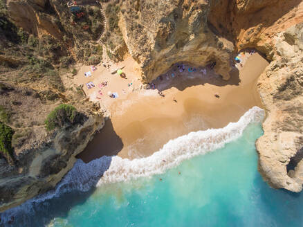 Luftaufnahme von Menschen am Strand der Ponta da Piedade, Portugal. - AAEF01636