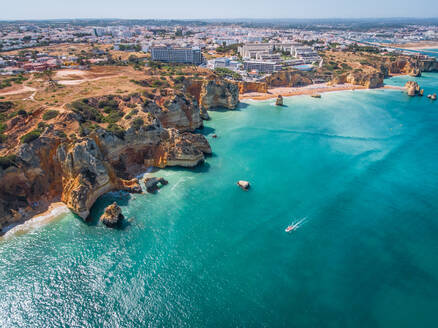 Luftaufnahme der Küstenlinie von Ponta da Piedade, Portugal - AAEF01637