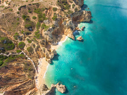 Luftaufnahme der Küstenlinie und des Strandes von Ponta da Piedade in Portugal. - AAEF01638