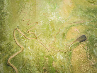 Abstrakte Luftaufnahme von Feuchtgebieten auf den friesischen Inseln in den Niederlanden. - AAEF01649