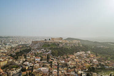 Luftaufnahme der Akropolis von Athen, der antiken Zitadelle auf einem Felsvorsprung über der Stadt Athen - AAEF01656