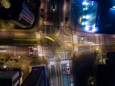 Luftaufnahme einer Straße im Stadtzentrum bei Nacht in Rotterdam, Niederlande. - AAEF01671