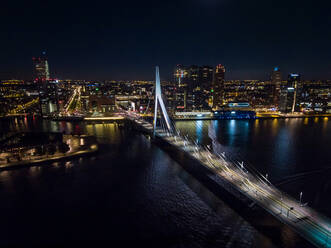 Luftaufnahme von Rotterdam und seinem Fluss bei Nacht, Niederlande. - AAEF01672
