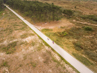 Luftaufnahme von Menschen, die mit dem Fahrrad fahren und ein Picknick auf dem Lande in den Niederlanden machen. - AAEF01735