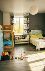 Etagenbetten und Kinderbett im Schlafzimmer des Kindes - BLEF13919