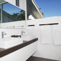 Waschbecken, Spiegel und Zähler im modernen Badezimmer - BLEF13931