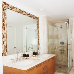 Spiegel, Waschbecken und Dusche im modernen Badezimmer - BLEF13974