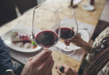 Ehepaar stößt mit Wein im Café an - BLEF14039