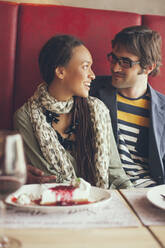 Ehepaar isst Dessert in einem Cafe - BLEF14048