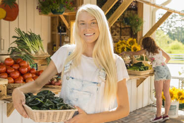 Kaukasische Frau mit Obst und Gemüse auf dem Bauernmarkt - BLEF14061