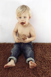 Unordentlicher kaukasischer Junge isst Schokoladeneiswaffel - BLEF14108