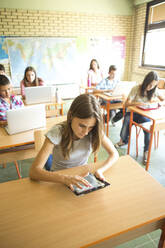 Schüler benutzt digitales Tablet im Klassenzimmer - BLEF14112