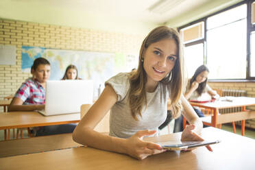 Schüler benutzt digitales Tablet im Klassenzimmer - BLEF14113