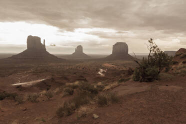 Felsformationen in der Wüste unter bewölktem Himmel, Monument Valley, Utah, Vereinigte Staaten - BLEF14117