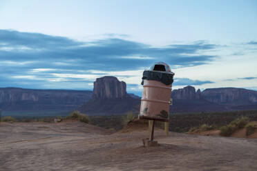 Mülleimer auf Stelzen in der Wüste, Monument Valley, Utah, Vereinigte Staaten - BLEF14119