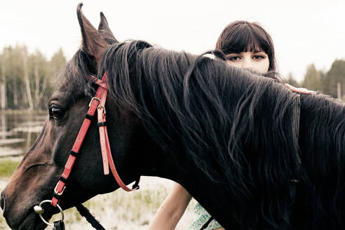 Kaukasische Frau mit Pferd im Freien - BLEF14133