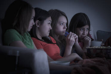 Freunde essen Popcorn und schauen einen Film - BLEF14156