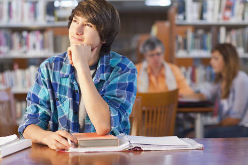 Studentin träumt in der Bibliothek - BLEF14157