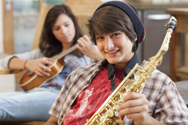 Gemischtrassige Teenager spielen Musikinstrumente - BLEF14176