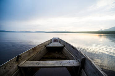 Dilapidated boat on remote lake - BLEF14189