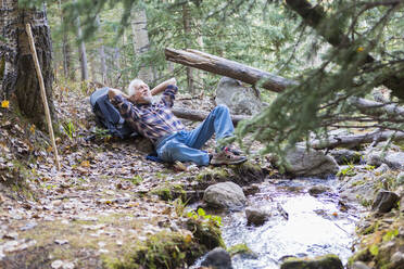 Kaukasischer Wanderer rastet im Wald - BLEF14215