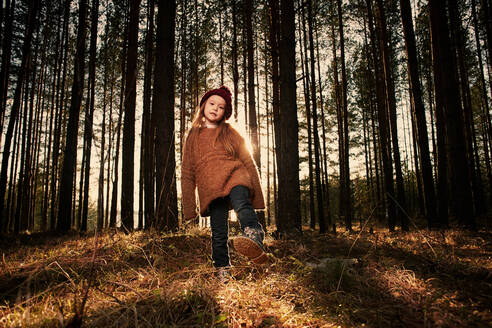 Kaukasisches Mädchen spielt im Wald - BLEF14237