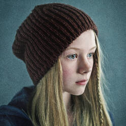 Teenage girl wearing knitted cap - BLEF14241