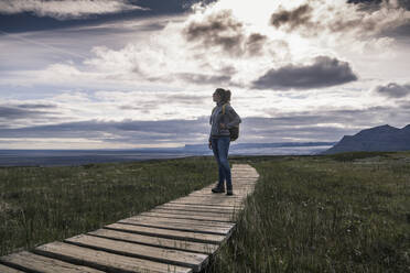Frau beim Wandern im Skaftafell-Nationalpark, Island - UUF18689