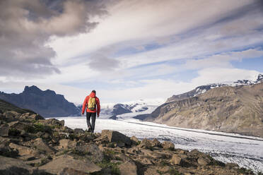 Älterer Mann beim Wandern im Skaftafell-Nationalpark entlang des Vatnajokull-Gletschers, Island - UUF18691