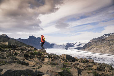 Mature man hiking at Skaftafell National Park along Vatnajokull glacier, Iceland - UUF18692