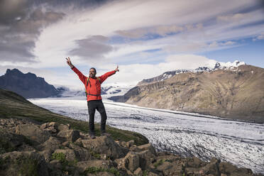 Älterer Mann steht im Skaftafell-Nationalpark und blickt auf den Vatnajokull-Gletscher, Island - UUF18696