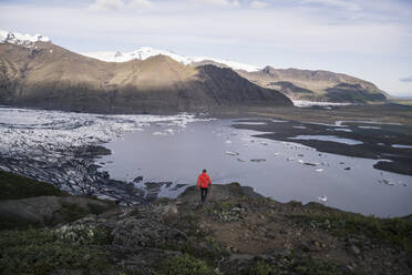 Älterer Mann beim Wandern im Skaftafell-Nationalpark entlang des Vatnajokull-Gletschers, Island - UUF18697