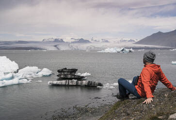 Älterer Mann beim Beobachten des Vatnajokull-Gletschers, Island - UUF18713