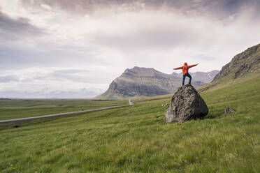 Mann steht auf einem Felsen in der südlichen Region, Island - UUF18724