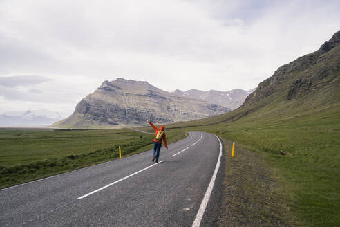 Älterer Mann beim Wandern auf der Ringstraße 1, Südliche Region, Island - UUF18725