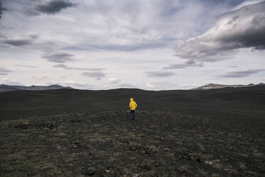 Älterer Mann beim Wandern im isländischen Hochland - UUF18742