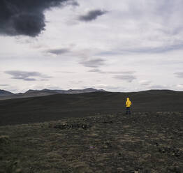 Mature man standing in Icelandic Highlands - UUF18743