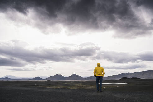 Mature man standing in Icelandic Highlands - UUF18744