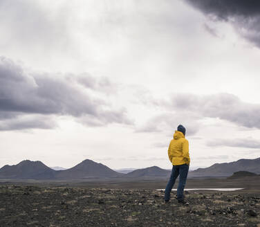 Älterer Mann mit Blick auf die Aussicht, Hochlandregion, Island - UUF18764