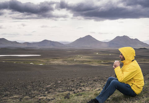 Älterer Mann macht eine Pause, trinkt Kaffee, Island, lizenzfreies Stockfoto