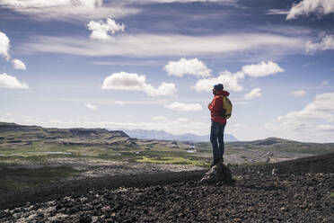 Wanderer in Vesturland, Island, stehend und mit Blick auf die Landschaft - UUF18813