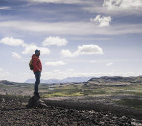 Wanderer in Vesturland, Island, stehend und mit Blick auf die Landschaft - UUF18815